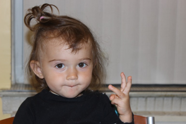 Научилась считать на пальцах до десяти