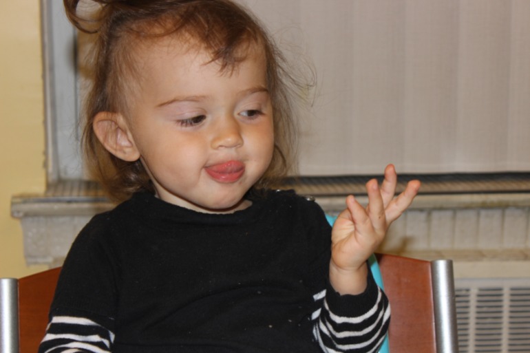 Научилась считать на пальцах до десяти