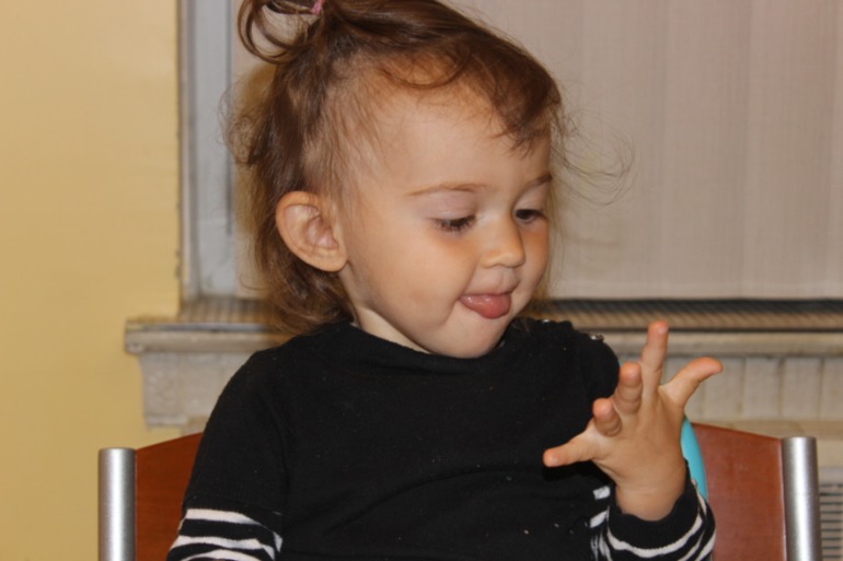 Научилась считать на пальцах до десяти