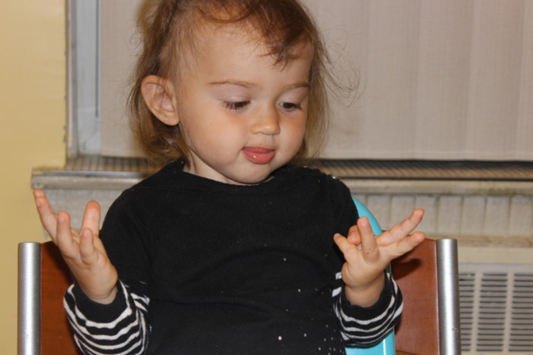 Научилась считать на пальцах до десяти