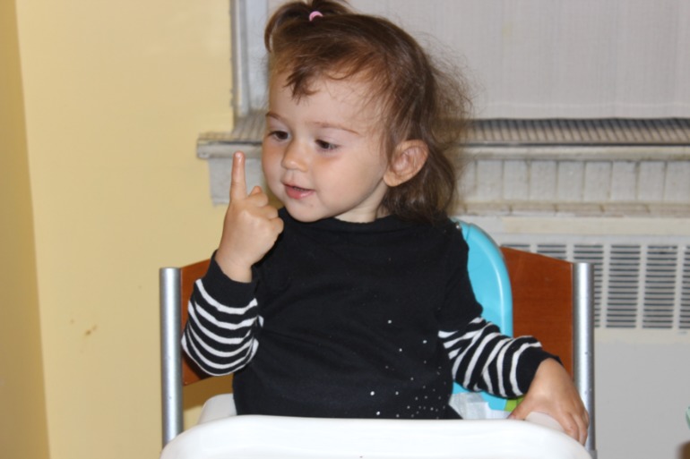 Научилась считать на пальцах до десяти