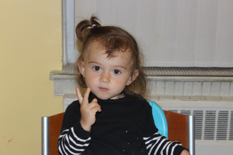 Научилась считать на пальцах до десяти