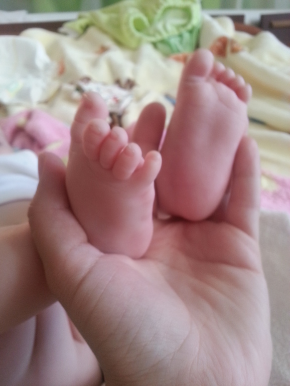 Ещё совсем малюсенькие ножки, Ещё совсем не ходят по дорожке!..