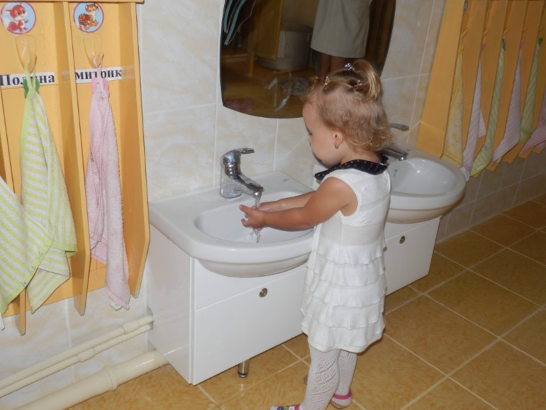 fef13251e022e86a6e53326684750f74.jp<p>в Прошел нормально,без истерик(у нас)). Хотя некоторые дети в группе орали так, что просто барабанные перепонки лопались. Ника сначала немного потеялась от толпы родителей, и плача детей, но потом освоилась. Я ушла, но все равно не могла вернутся домой, стояла за углом. И не одна я. Ибо детские вопли и крич с плачем с группы были слышны дааалеко) И что самое главное - мамы остались только  самых спокойных детей, а тех,что орали благим матом приспокойно ушли по делам или отмечать первое сентября в соседний двор(были и такие)) .Прикольно). В 10 я зашла ее одевть ана  улицу, там намечался праздник для малявок. До этого я все таки не удержалась и заглядывала через щель  в группу. Увидела, как они едят (Ника ковыряла ложкой какую-то кашу молочную), и как она играла с мальчиком.  В принципе вела себя спокойно. Нянечка сказала,что маму не звала, но на их горшок садится отказывалась. Потом была мини-дискотека на площадке, тут Вероника танцевать отказалась. И потом мы пошли домой. Сейчас спим. Мне аж не верится,что мой ребенок теперь ходит в сад. Неужели мы так быстро выросли???) А теперь как подумаю - надо искать работу, рано вставать,чтоб ребьзя в сад отвести, суетится...как хорошо было все лето - вставай когда хочешь, планируй день, как удобно. А теперь все. Будем привыкать и пдстраиваться) Немного фот с сада под катом)</p><p> <img src=