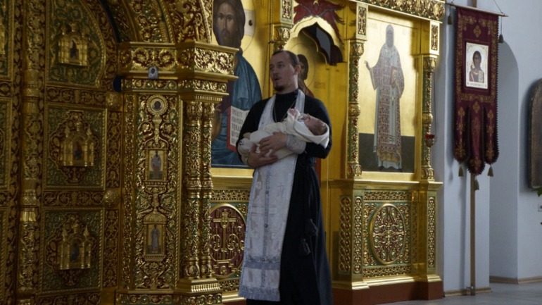 покрестили)