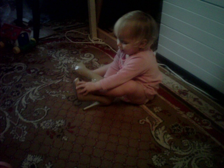 Увидела мамины туфли))))