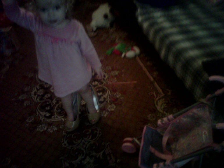 Увидела мамины туфли))))