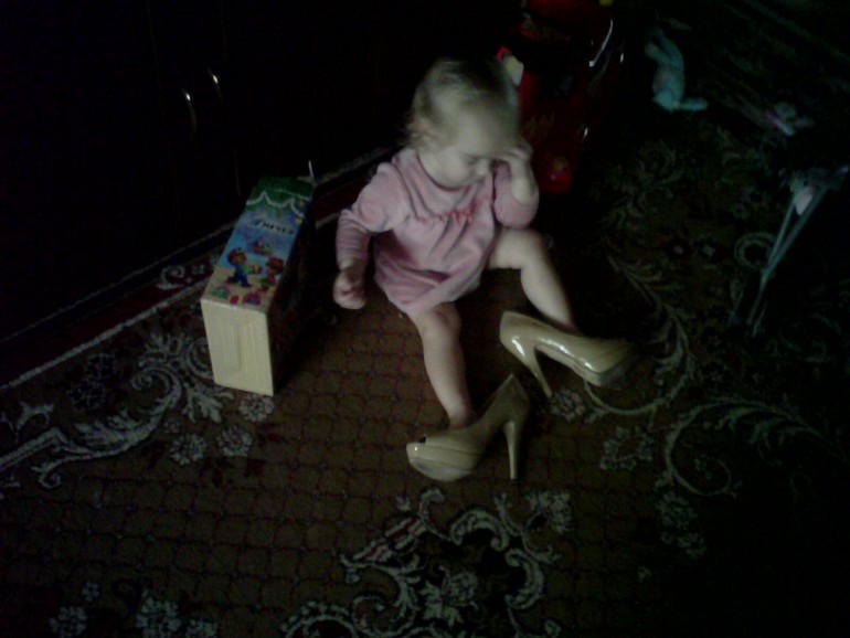 Увидела мамины туфли))))