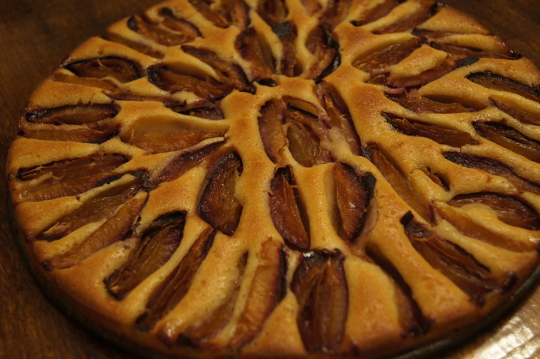 Пирог со сливами