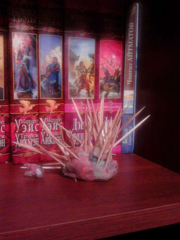 Ёжик из пластилина зубочисток