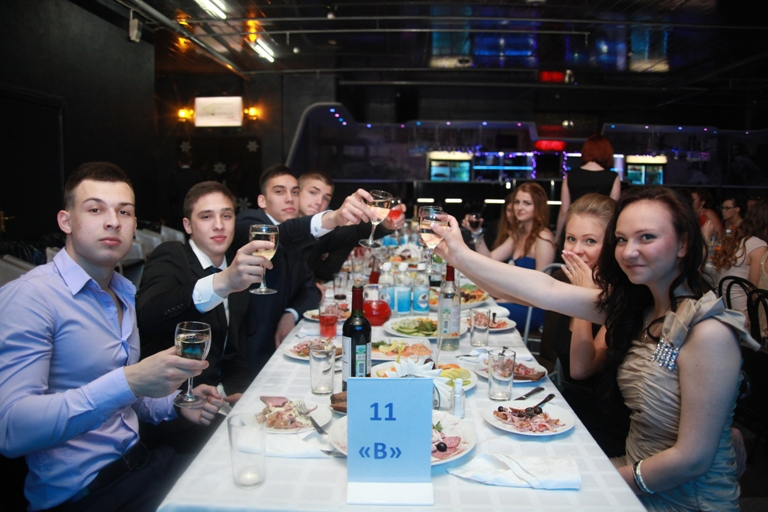 Риточкин выпуск из школы))