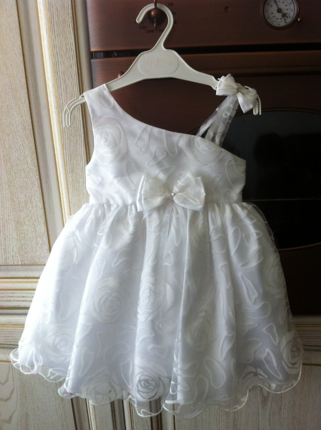 красивое,нарядное платье греческого дизайнера на 2 года,4000 тыс, Питер.