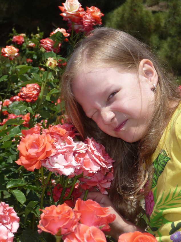 Анна с розами, на территории очень много клумб с розами запах просто волшебный