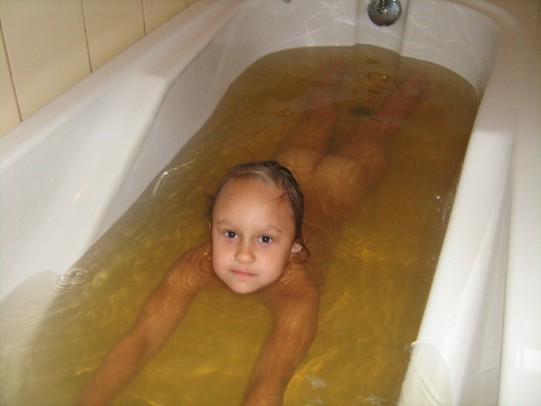 Вика принимает минеральную ванну