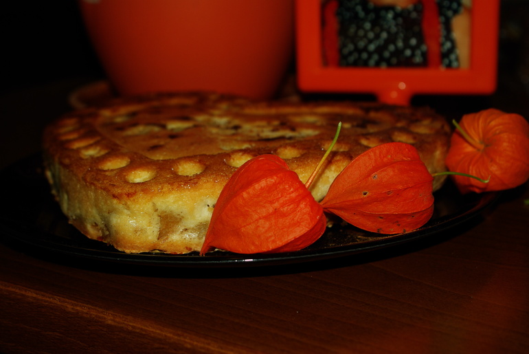 Моя первая шарлотка в этом году из своих яблок)