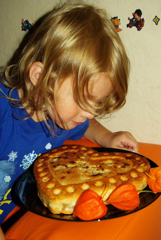 Моя первая шарлотка в этом году из своих яблок)