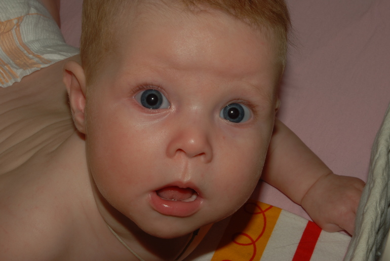 дети. примерно 3 месяца