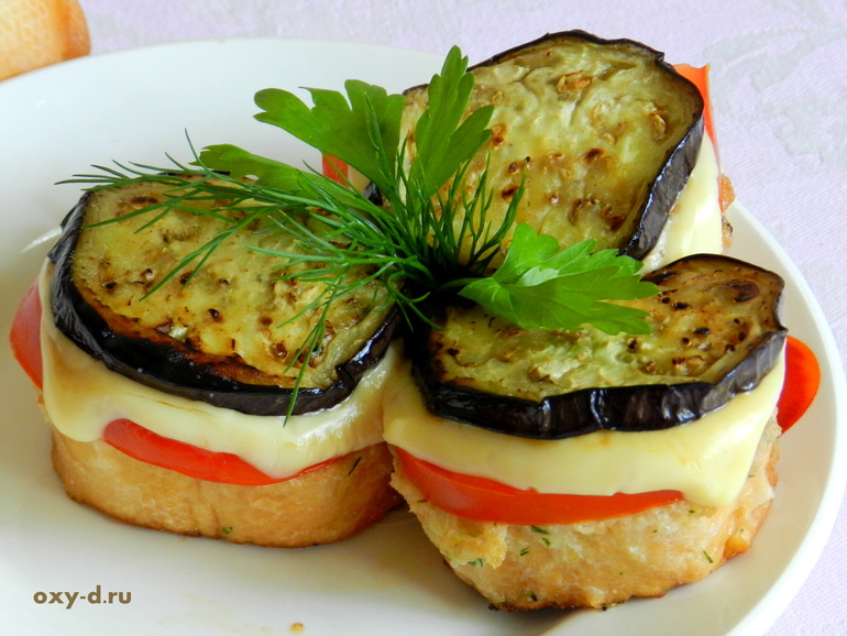 Закуска с баклажанами и помидорами и сыром и яйцом