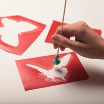 Светящийся интерьер в детской комнате. Светящиеся бабочки на стене.