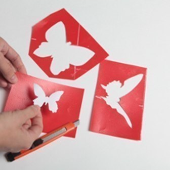 Светящийся интерьер в детской комнате. Светящиеся бабочки на стене.