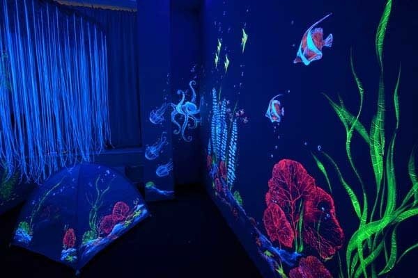 Светящийся интерьер в детской комнате. Светящиеся бабочки на стене.