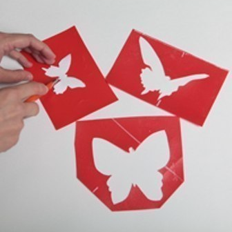 Светящийся интерьер в детской комнате. Светящиеся бабочки на стене.