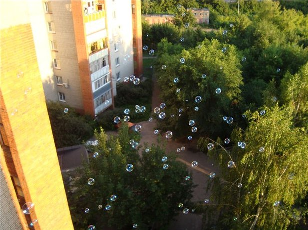 Мыльные пузири летящие с балкона...