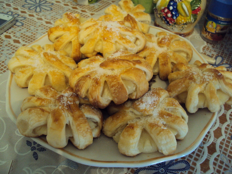 Ромашки из слоеного теста и ананасов