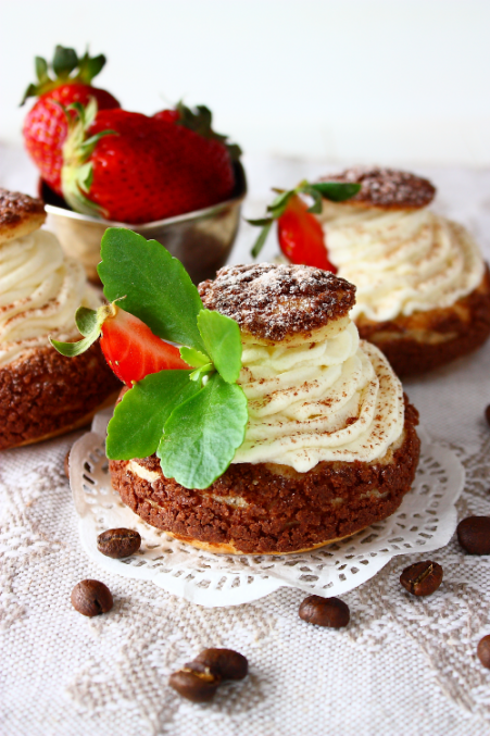 Пирожное Шу, с ванильно-шоколадным cremeux, кофейными сливками и клубникой