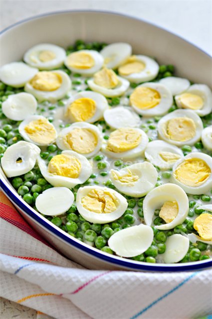 Запеканка с рыбой, зелёным горошком и картофельным пюре.