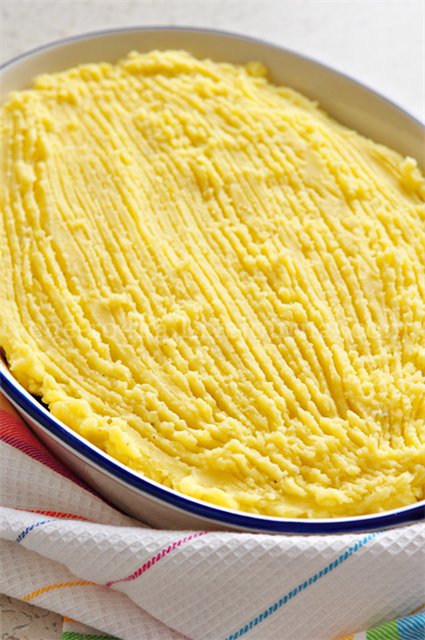 Запеканка с рыбой, зелёным горошком и картофельным пюре.