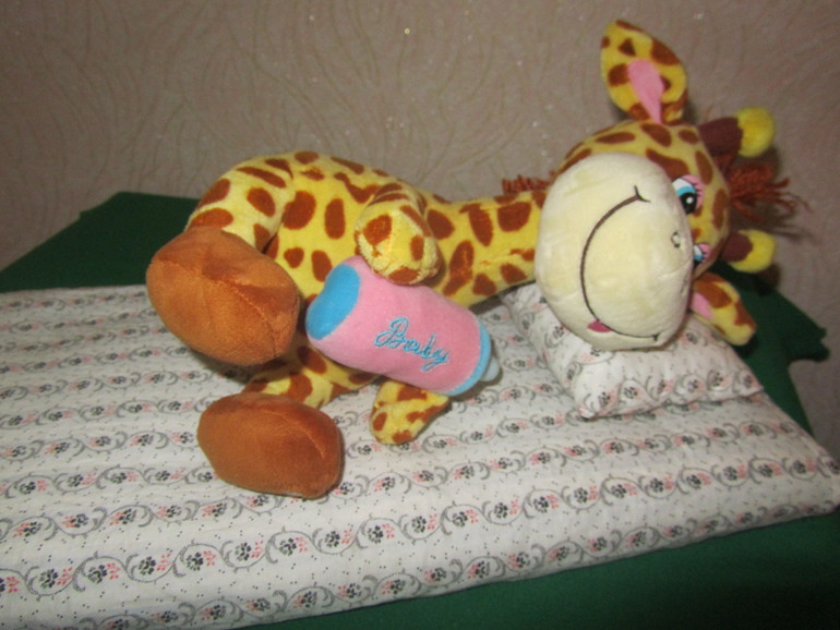 А еще у кукол появилась настоящая постелька...