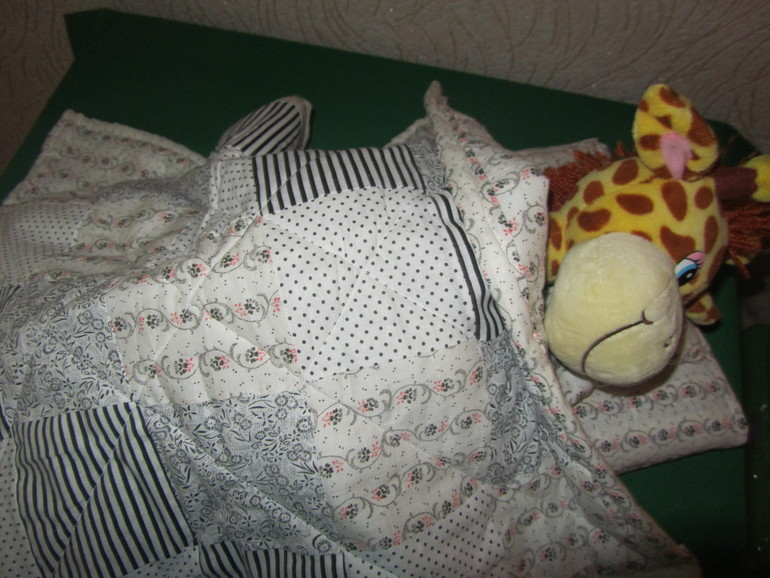 А еще у кукол появилась настоящая постелька...