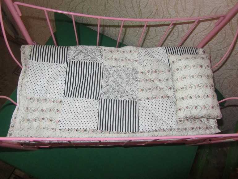 А еще у кукол появилась настоящая постелька...