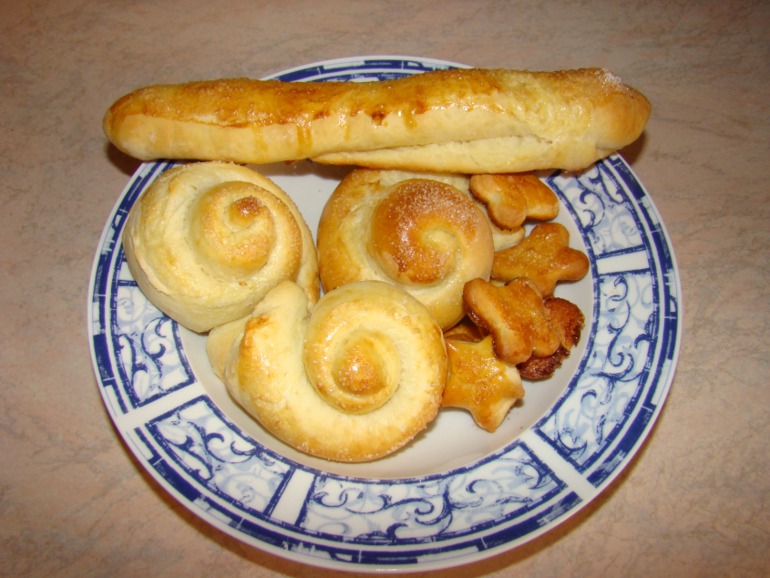 Лера печет пирожки