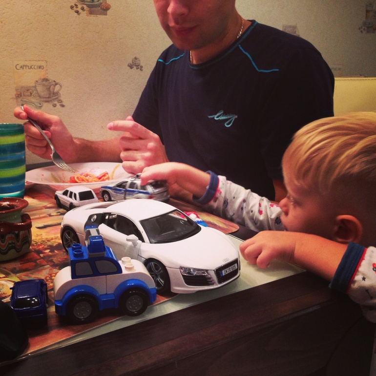 Папин ужин на парковке авто!)