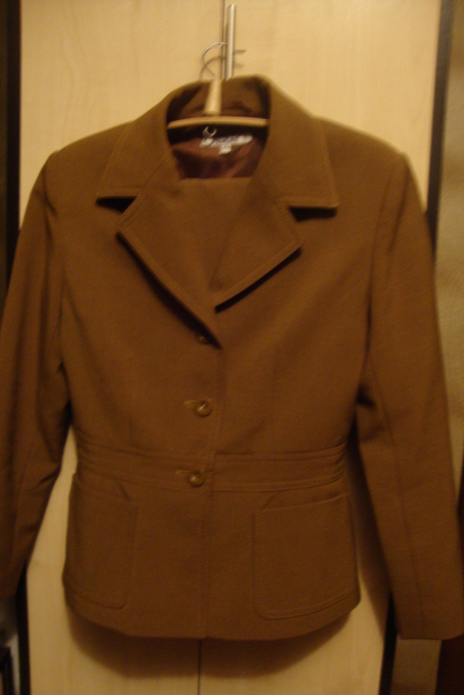 Продам женские классические деловые костюмы офисного стиля.