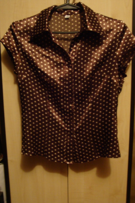 Продам женские классические деловые костюмы офисного стиля.