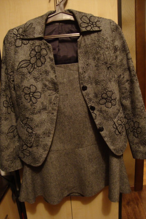 Продам женские классические деловые костюмы офисного стиля.