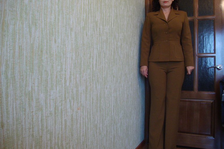 Продам женские классические деловые костюмы офисного стиля.