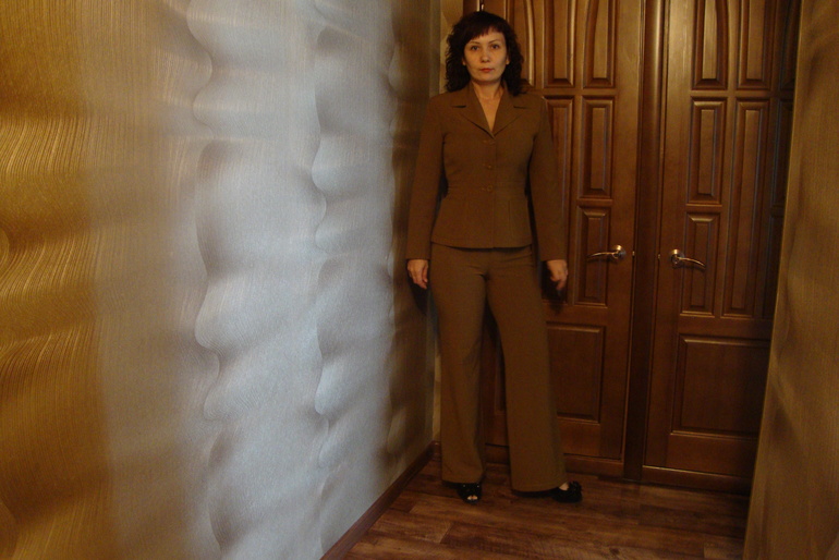 Продам женские классические деловые костюмы офисного стиля.