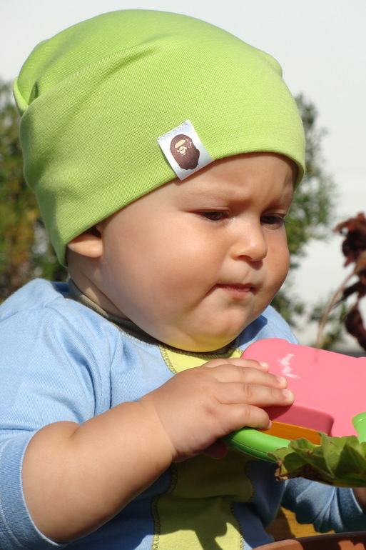 Просто захотелось написать) Ромик начал топать за ручки! До этого не хотел вообще...все так устраивало)) В кроватке встает сам и ходит по ней, а вот топать не хотел. В понедельник на прививку вторую. А на этой неделе брали кровь с пальчика, я так переживала, что будет плакать, а он улыбался, моя умничка) Просто "тетя" хорошая брала анализ, клацала нам и улыбалась) А еще пришли шапочки, которые заказывала в интернете
