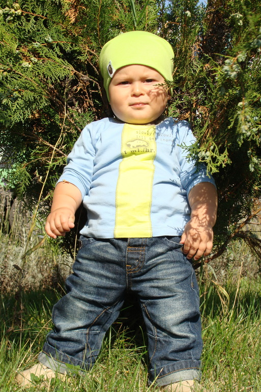 Просто захотелось написать) Ромик начал топать за ручки! До этого не хотел вообще...все так устраивало)) В кроватке встает сам и ходит по ней, а вот топать не хотел. В понедельник на прививку вторую. А на этой неделе брали кровь с пальчика, я так переживала, что будет плакать, а он улыбался, моя умничка) Просто "тетя" хорошая брала анализ, клацала нам и улыбалась) А еще пришли шапочки, которые заказывала в интернете