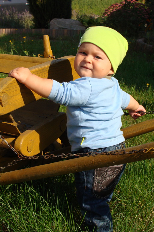 Просто захотелось написать) Ромик начал топать за ручки! До этого не хотел вообще...все так устраивало)) В кроватке встает сам и ходит по ней, а вот топать не хотел. В понедельник на прививку вторую. А на этой неделе брали кровь с пальчика, я так переживала, что будет плакать, а он улыбался, моя умничка) Просто "тетя" хорошая брала анализ, клацала нам и улыбалась) А еще пришли шапочки, которые заказывала в интернете