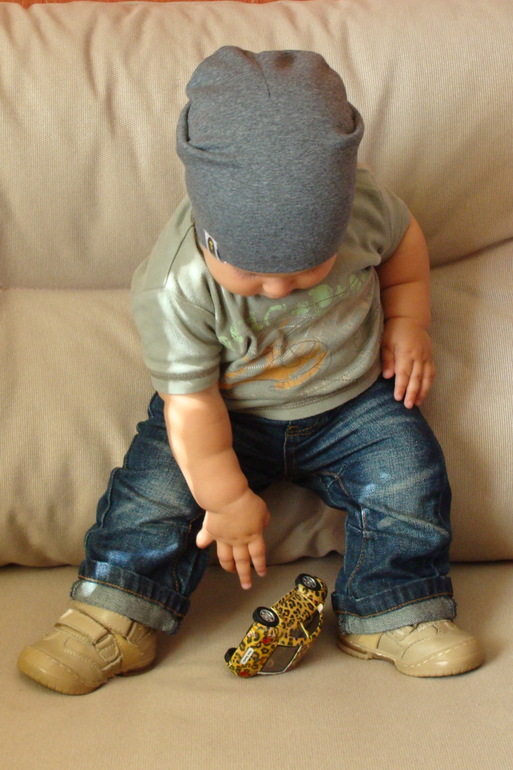 Просто захотелось написать) Ромик начал топать за ручки! До этого не хотел вообще...все так устраивало)) В кроватке встает сам и ходит по ней, а вот топать не хотел. В понедельник на прививку вторую. А на этой неделе брали кровь с пальчика, я так переживала, что будет плакать, а он улыбался, моя умничка) Просто "тетя" хорошая брала анализ, клацала нам и улыбалась) А еще пришли шапочки, которые заказывала в интернете