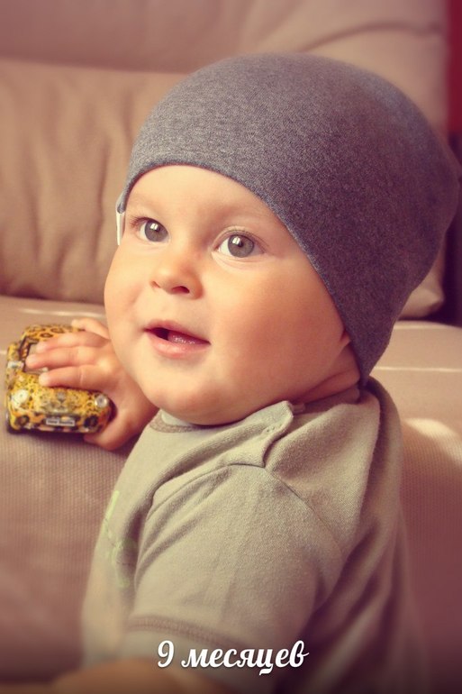 Просто захотелось написать) Ромик начал топать за ручки! До этого не хотел вообще...все так устраивало)) В кроватке встает сам и ходит по ней, а вот топать не хотел. В понедельник на прививку вторую. А на этой неделе брали кровь с пальчика, я так переживала, что будет плакать, а он улыбался, моя умничка) Просто "тетя" хорошая брала анализ, клацала нам и улыбалась) А еще пришли шапочки, которые заказывала в интернете