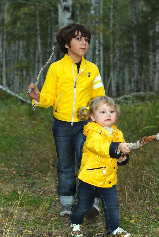 Два цыпленка на прогулке!!!