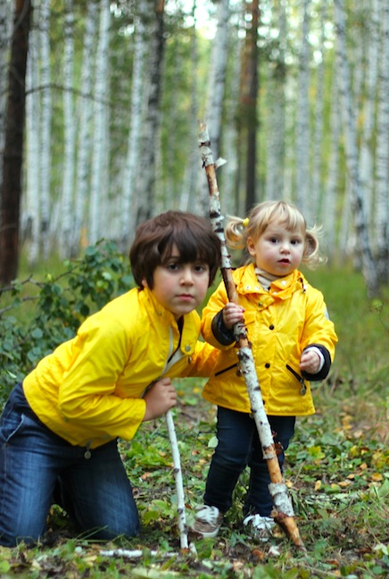 Два цыпленка на прогулке!!!