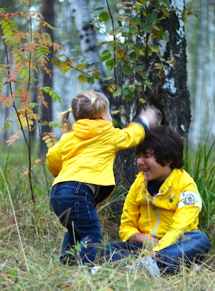 Два цыпленка на прогулке!!!