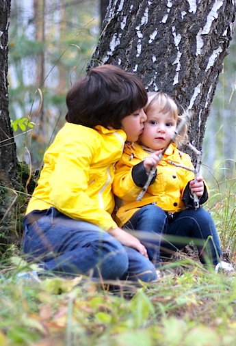 Два цыпленка на прогулке!!!